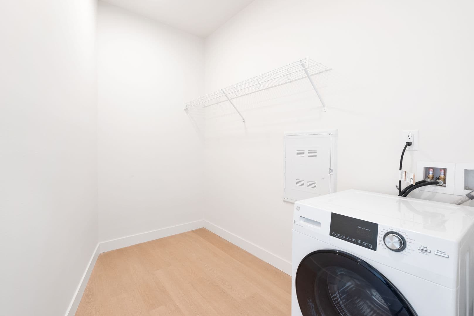 Oshkosh Apartment: 417 Marion Road