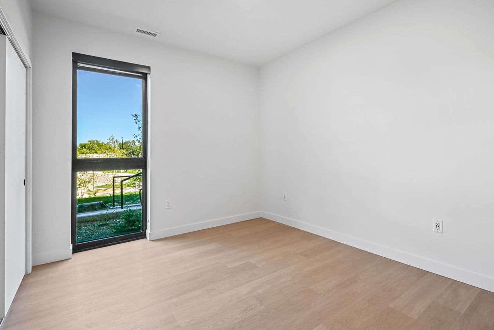 Oshkosh Apartment: 417 Marion Road