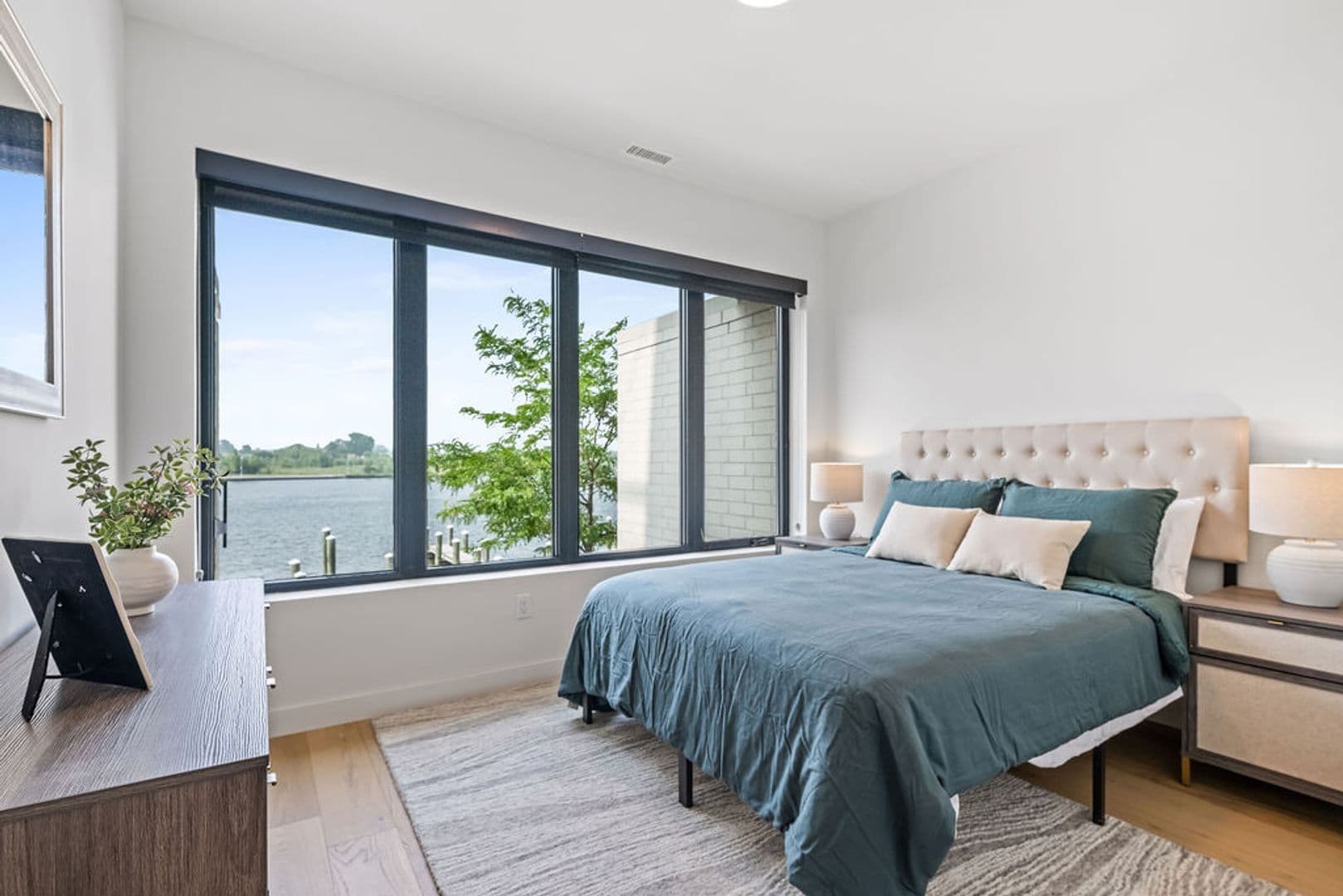 Oshkosh Apartment: 417 Marion Road