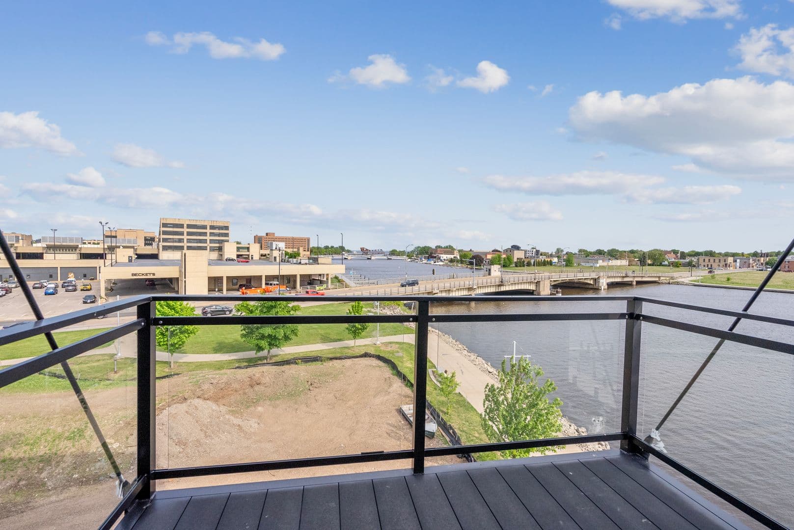 Oshkosh Apartment: 417 Marion Road