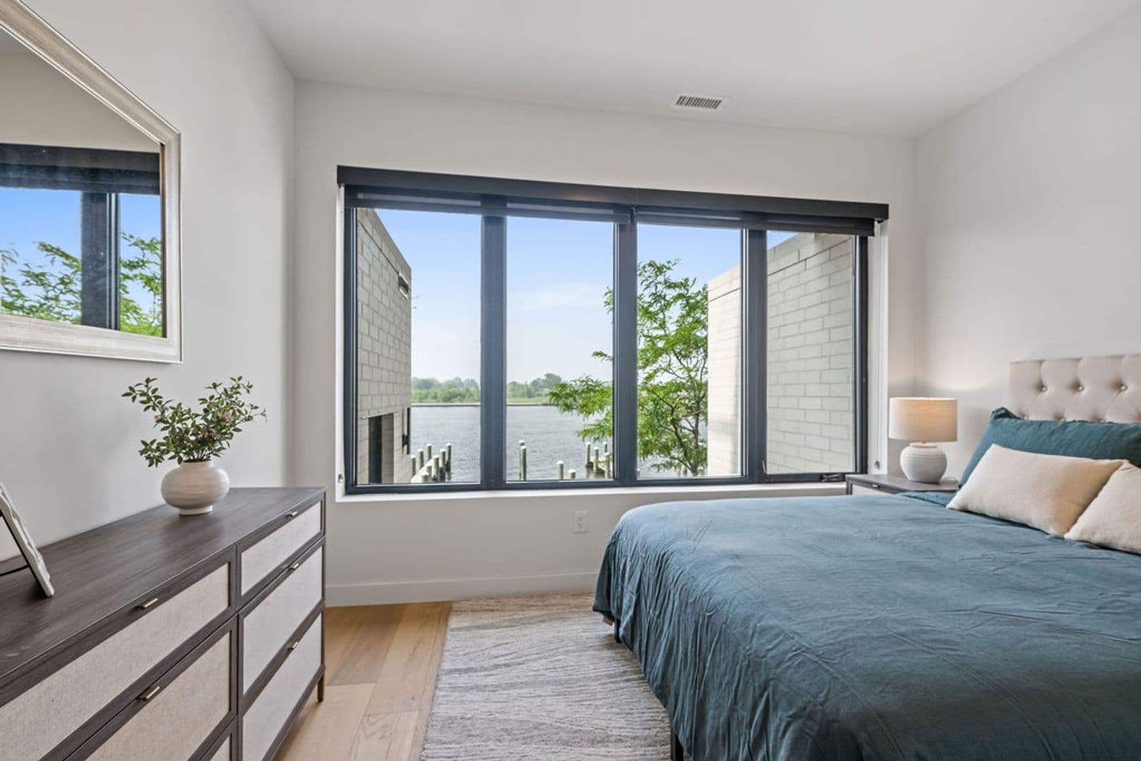 Oshkosh Apartment: 417 Marion Road