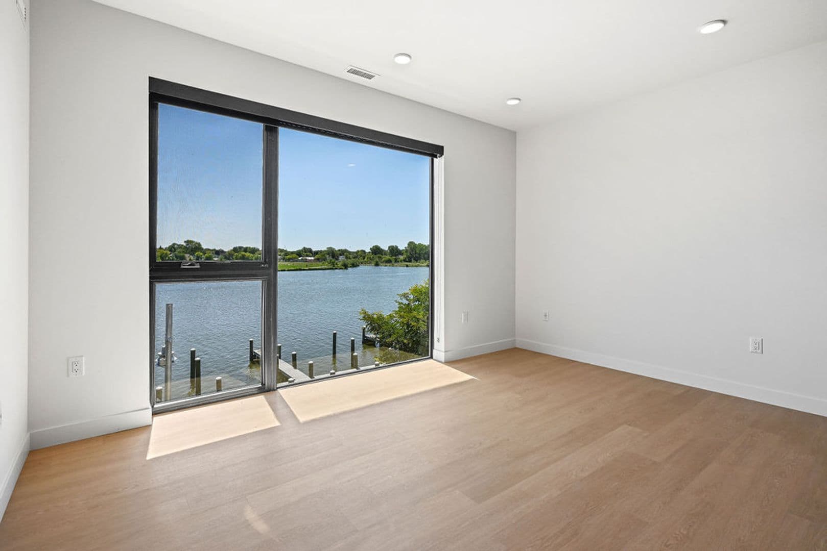 Oshkosh Apartment: 417 Marion Road