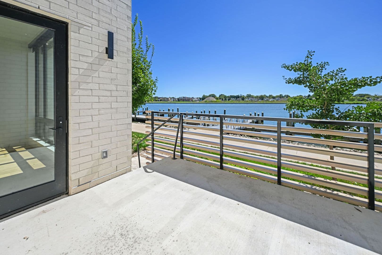 Oshkosh Apartment: 417 Marion Road