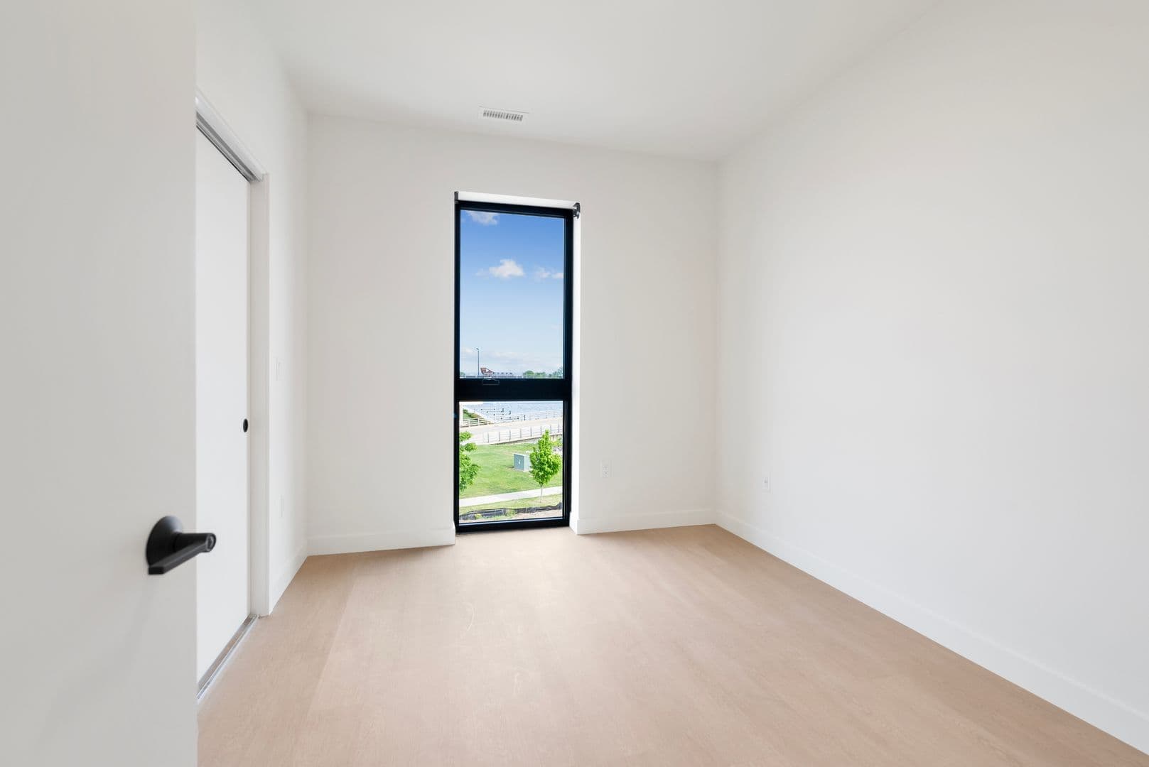 Oshkosh Apartment: 417 Marion Road