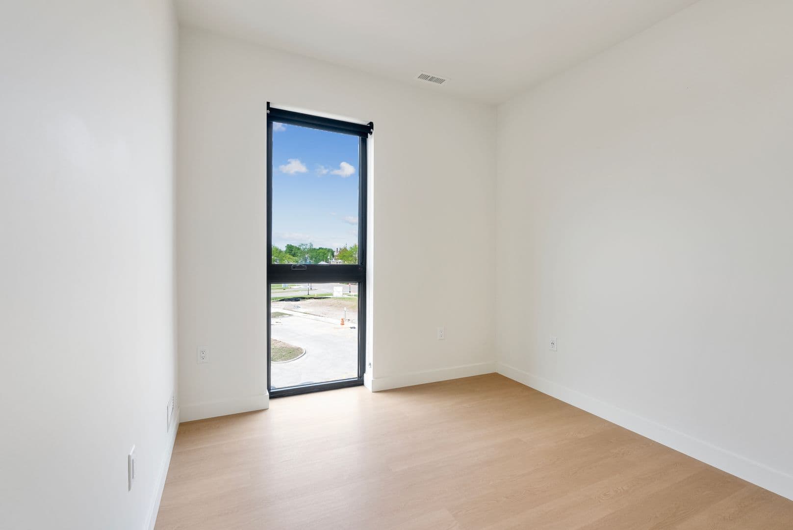 Oshkosh Apartment: 417 Marion Road