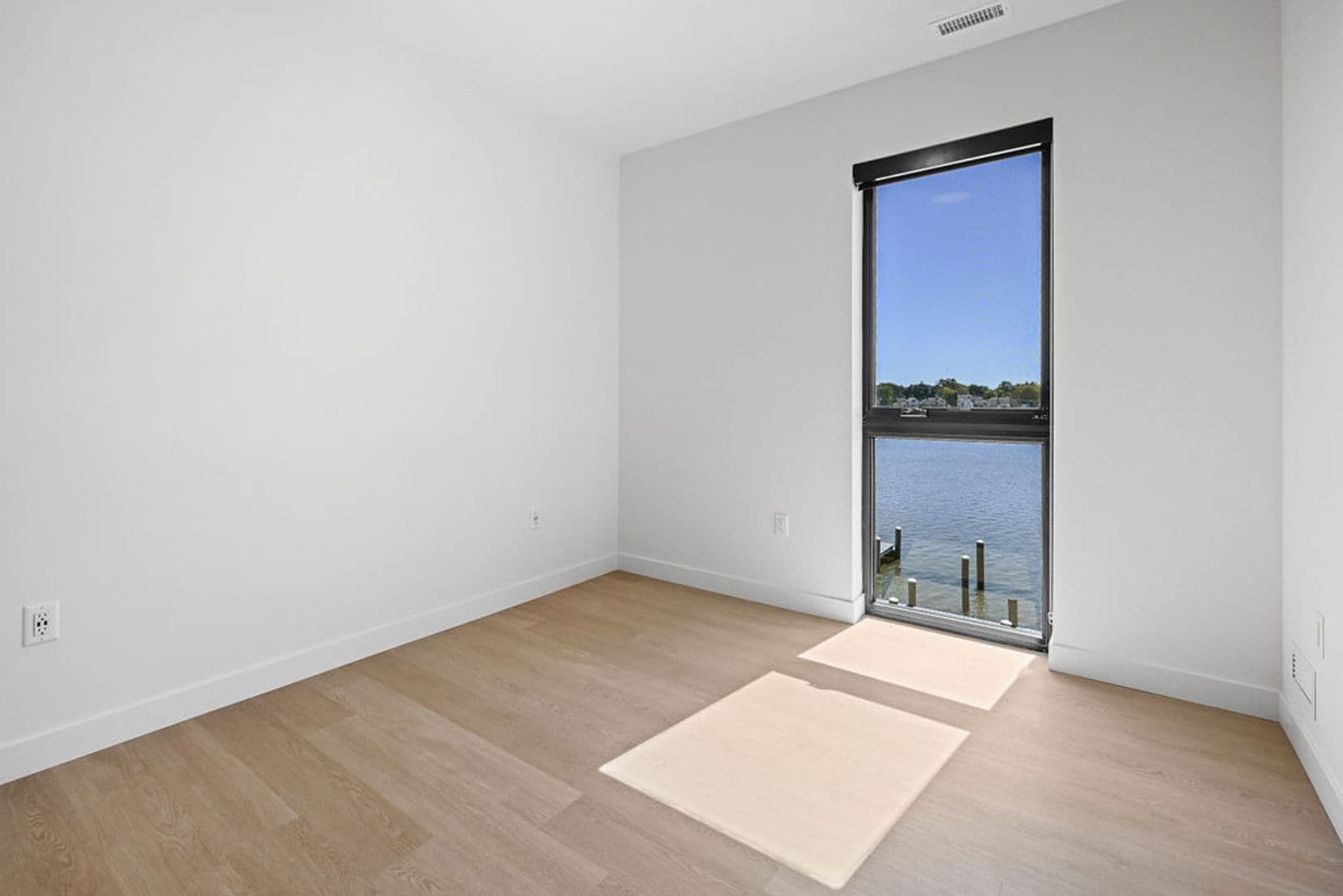 Oshkosh Apartment: 417 Marion Road