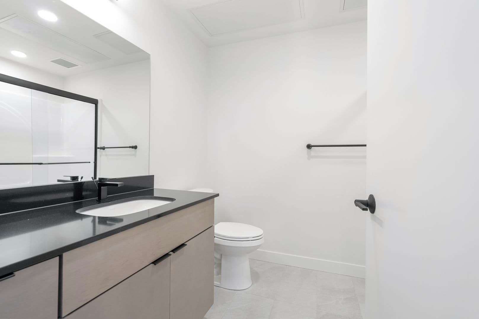 Oshkosh Apartment: 417 Marion Road