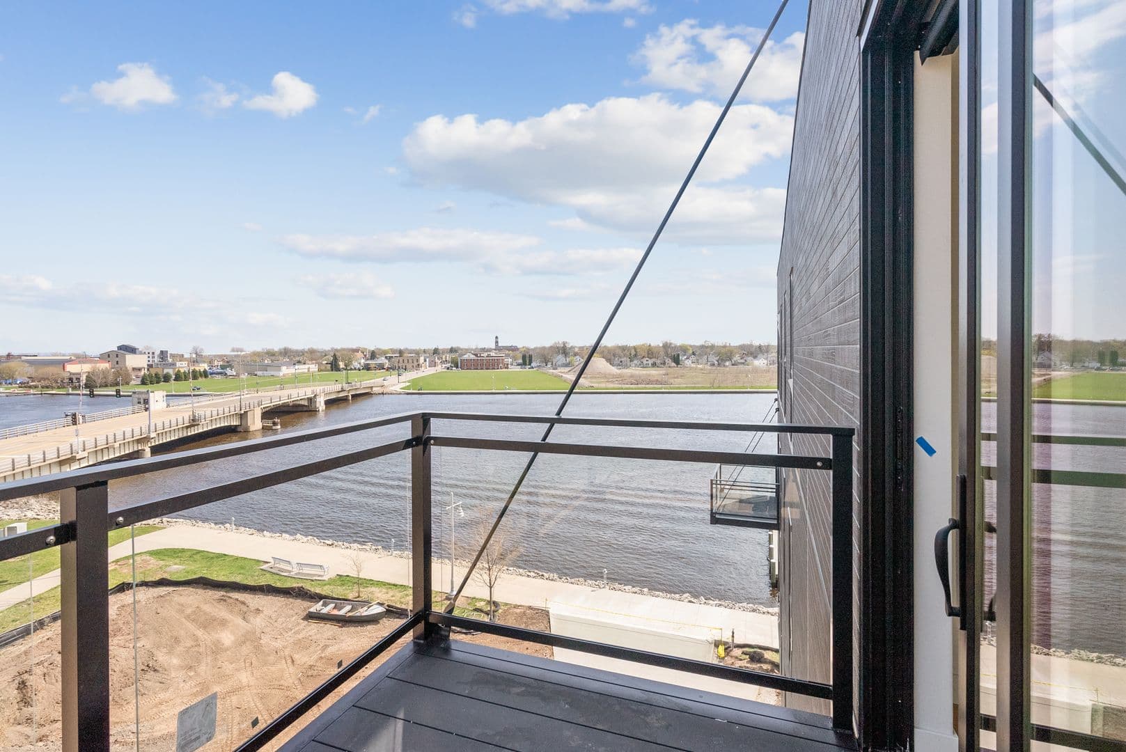 Oshkosh Apartment: 417 Marion Road
