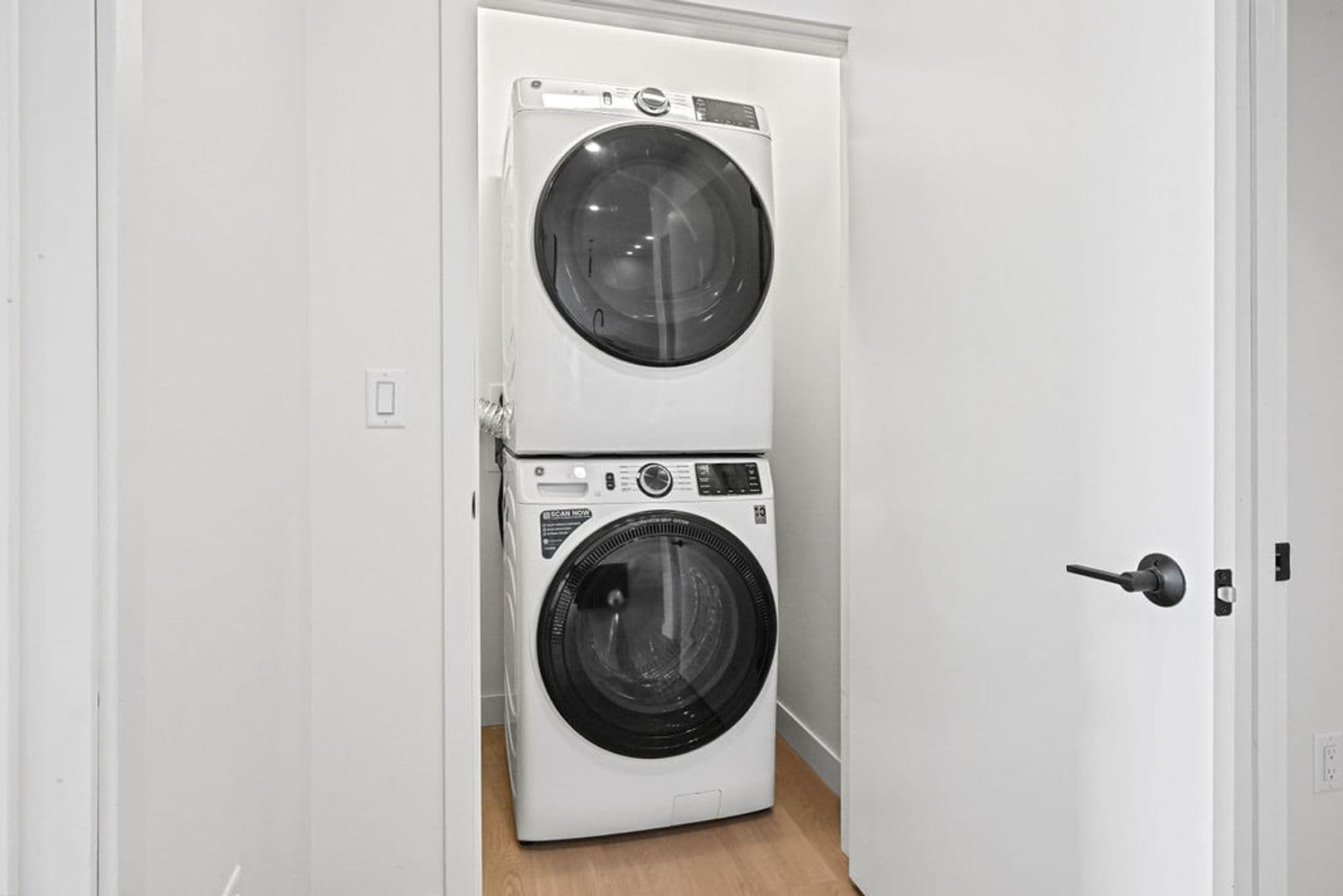 Oshkosh Apartment: 417 Marion Road