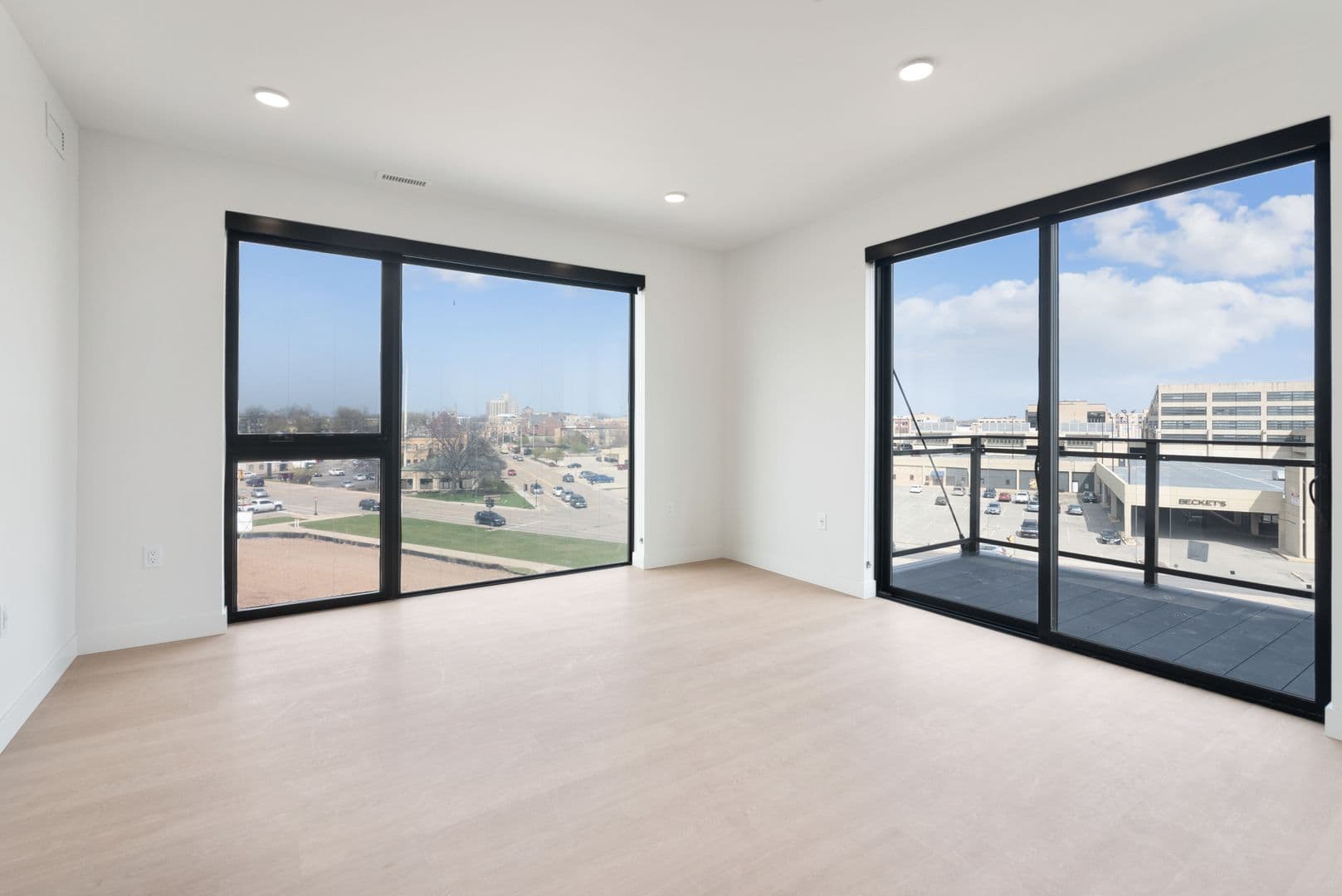 Oshkosh Apartment: 417 Marion Road