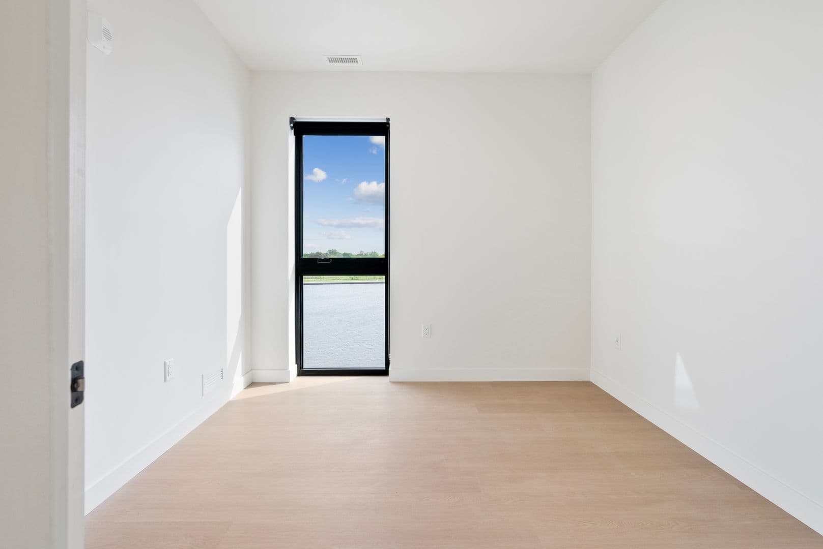 Oshkosh Apartment: 417 Marion Road