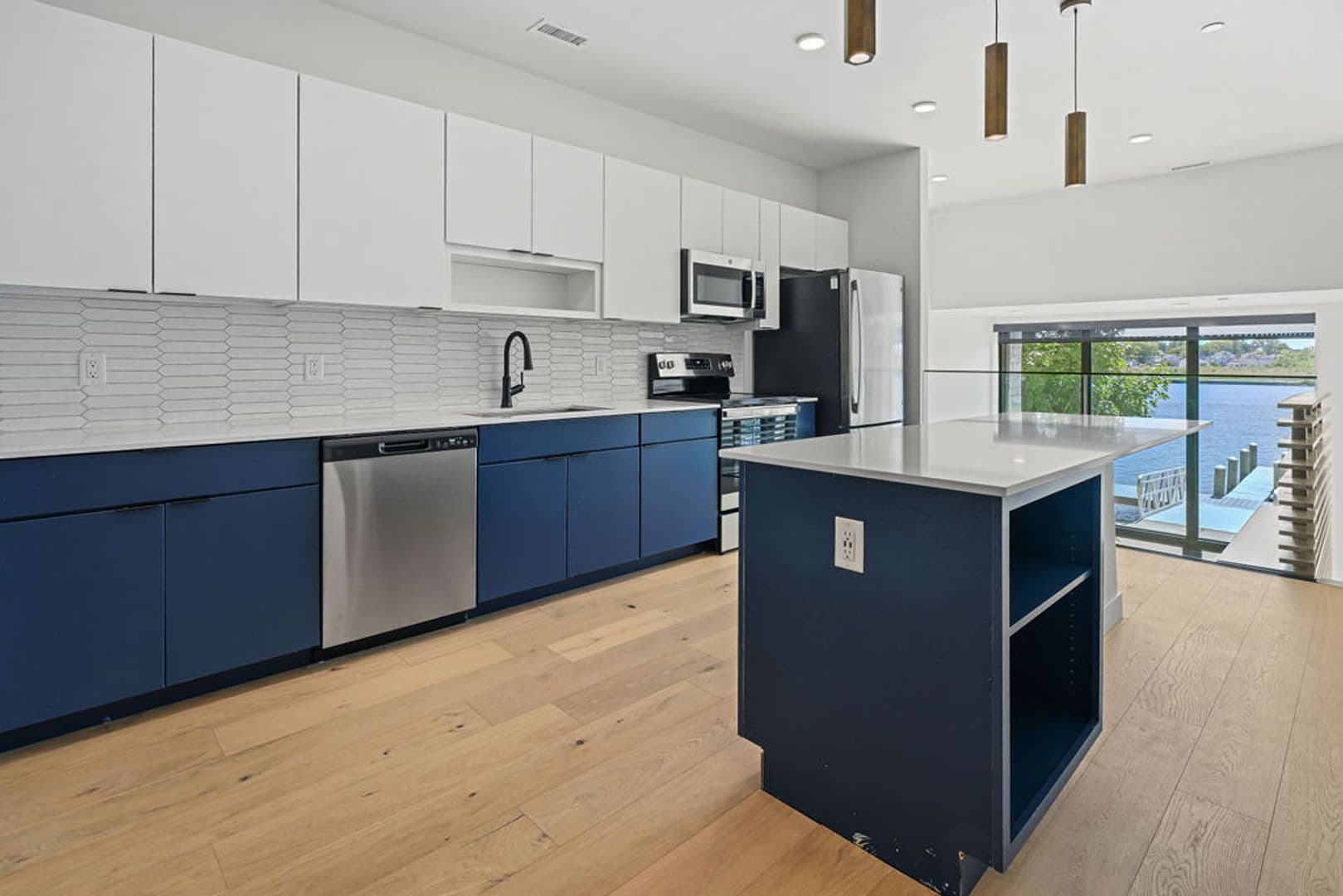 Oshkosh Apartment: 417 Marion Road