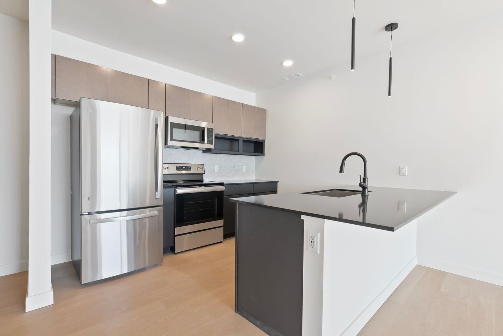 Oshkosh Apartment: 417 Marion Road