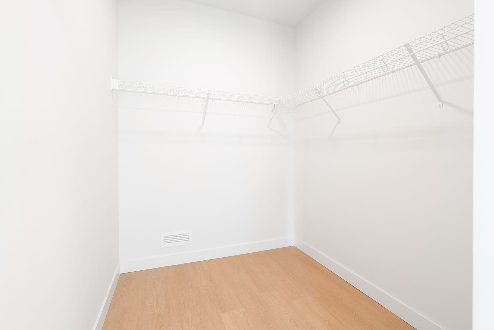 Oshkosh Apartment: 417 Marion Road