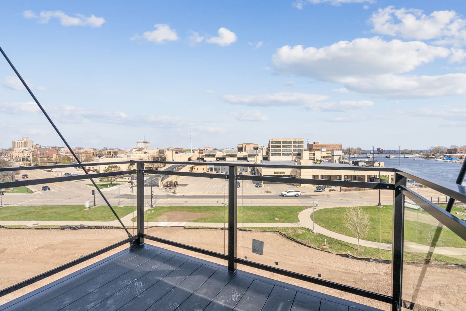 Oshkosh Apartment: 417 Marion Road