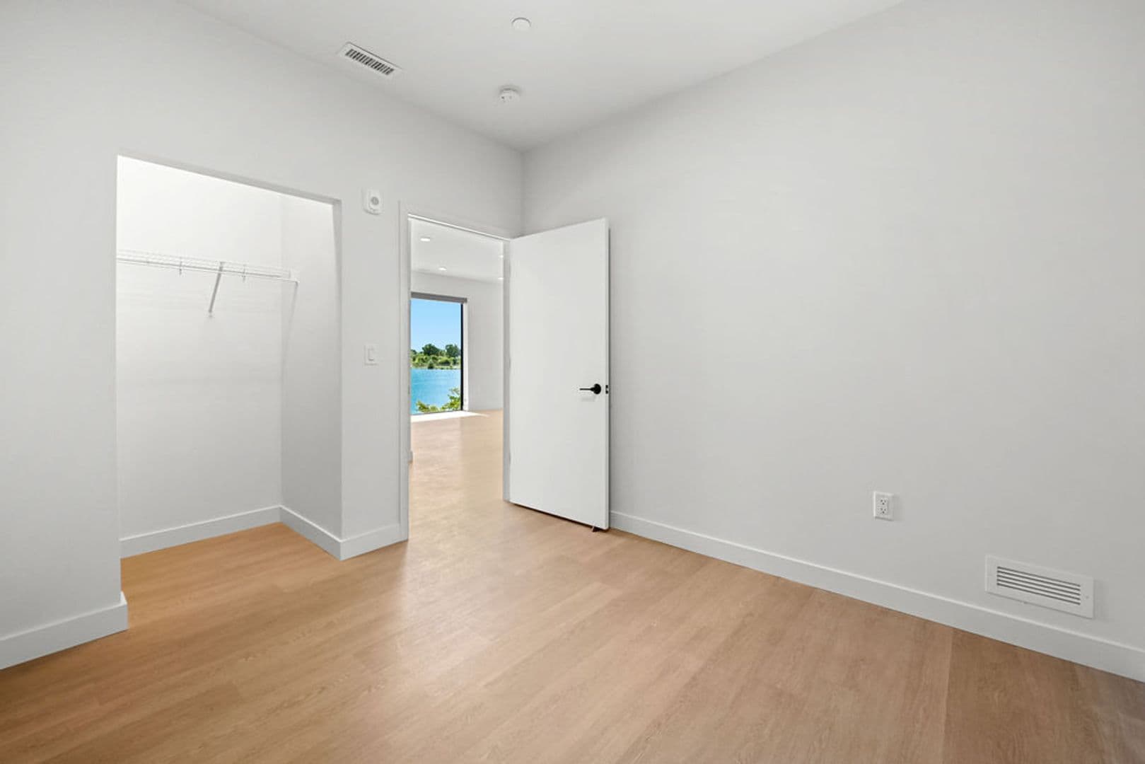 Oshkosh Apartment: 417 Marion Road