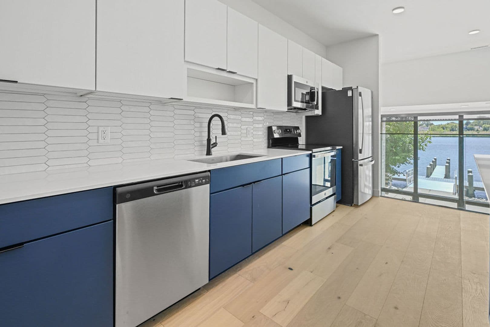 Oshkosh Apartment: 417 Marion Road