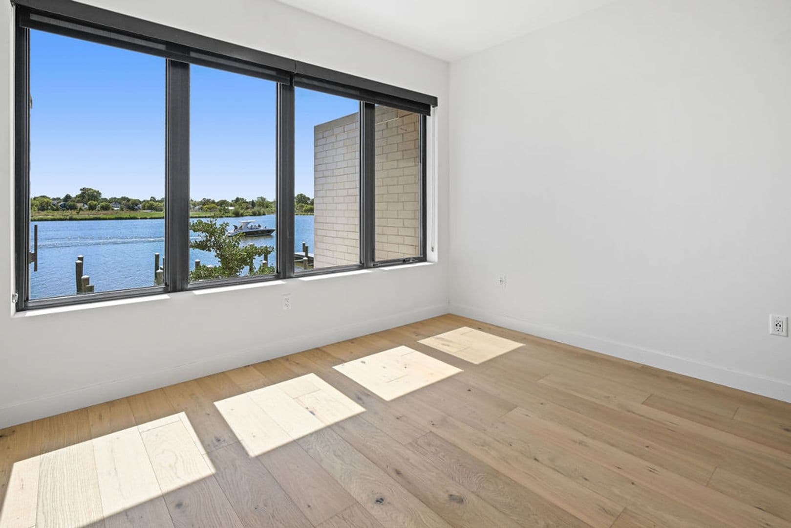 Oshkosh Apartment: 417 Marion Road
