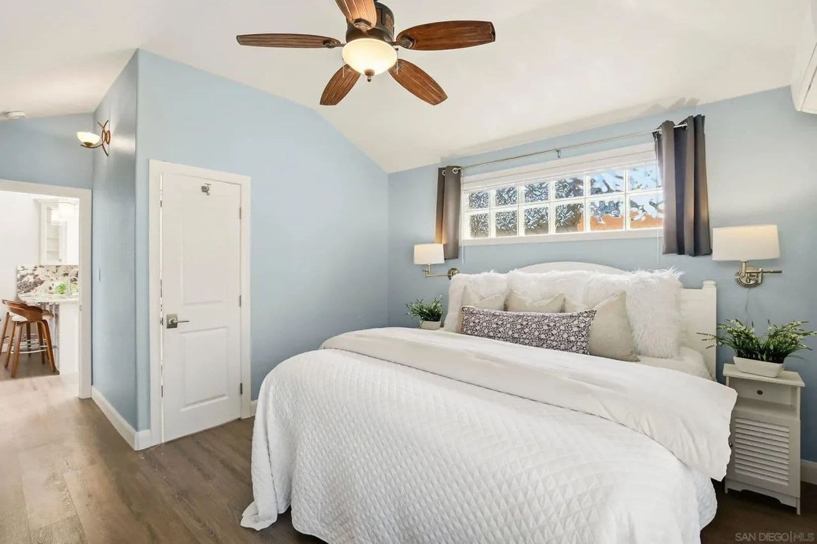 San Diego House: 3634 Crown Point Drive