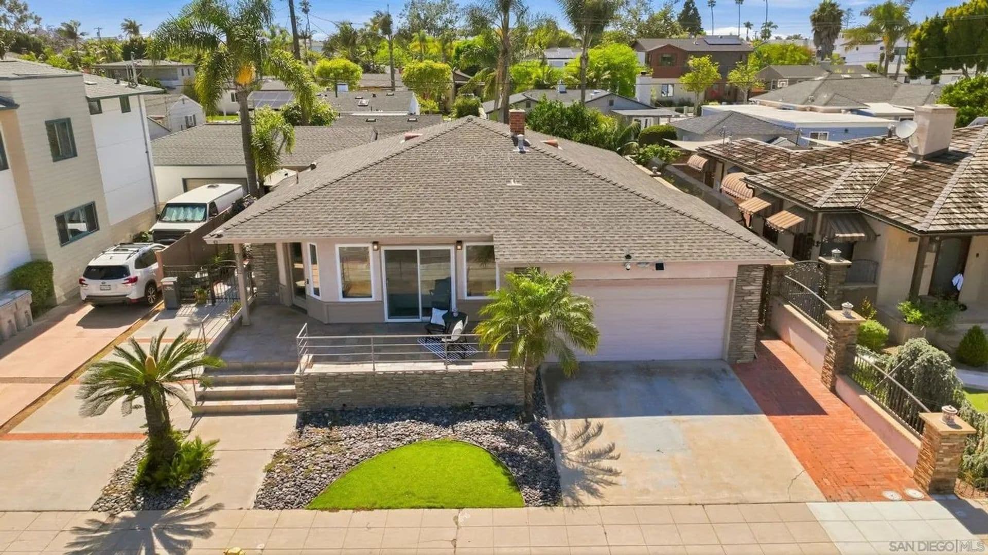 San Diego House: 3634 Crown Point Drive