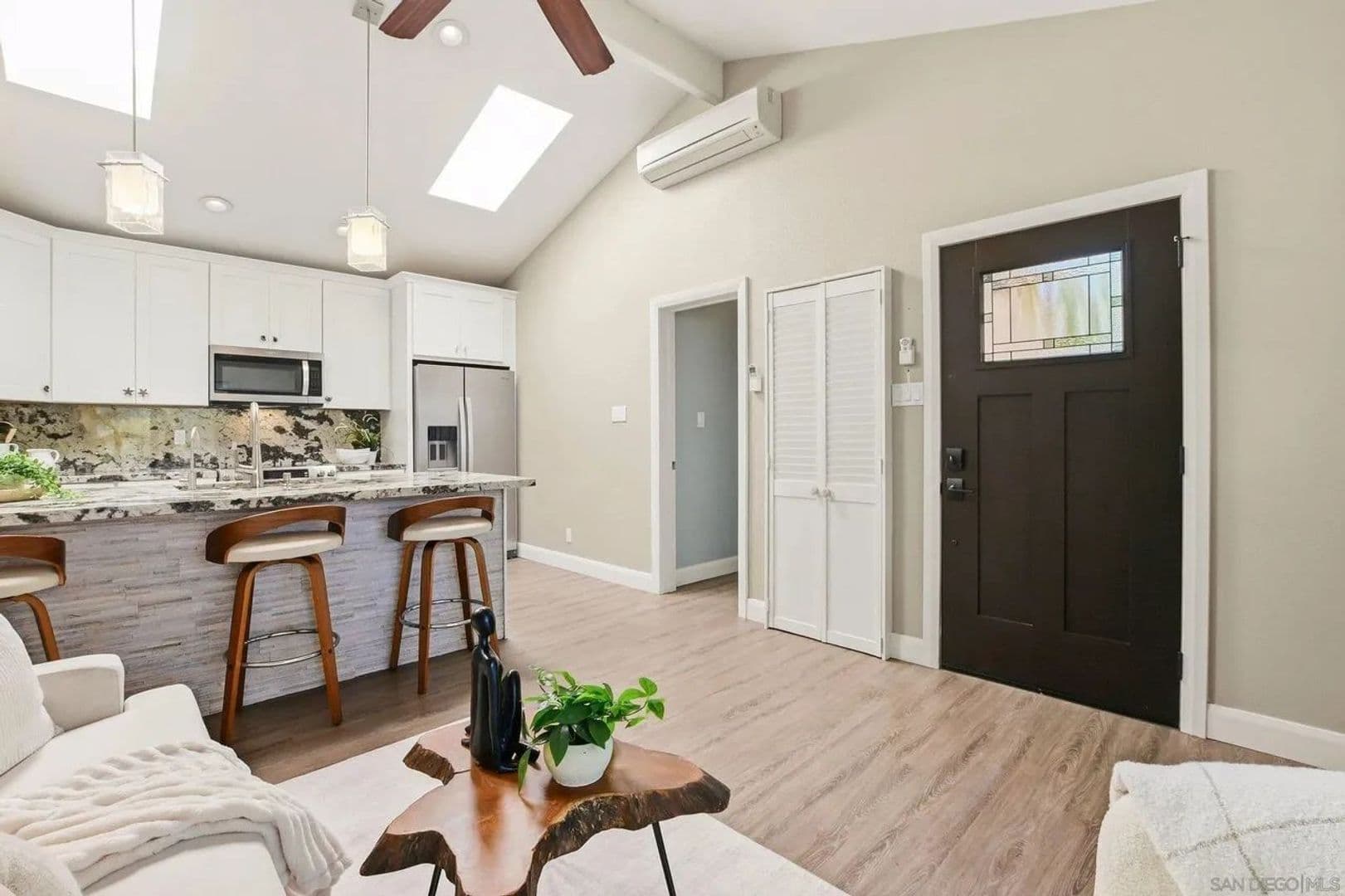 San Diego House: 3634 Crown Point Drive