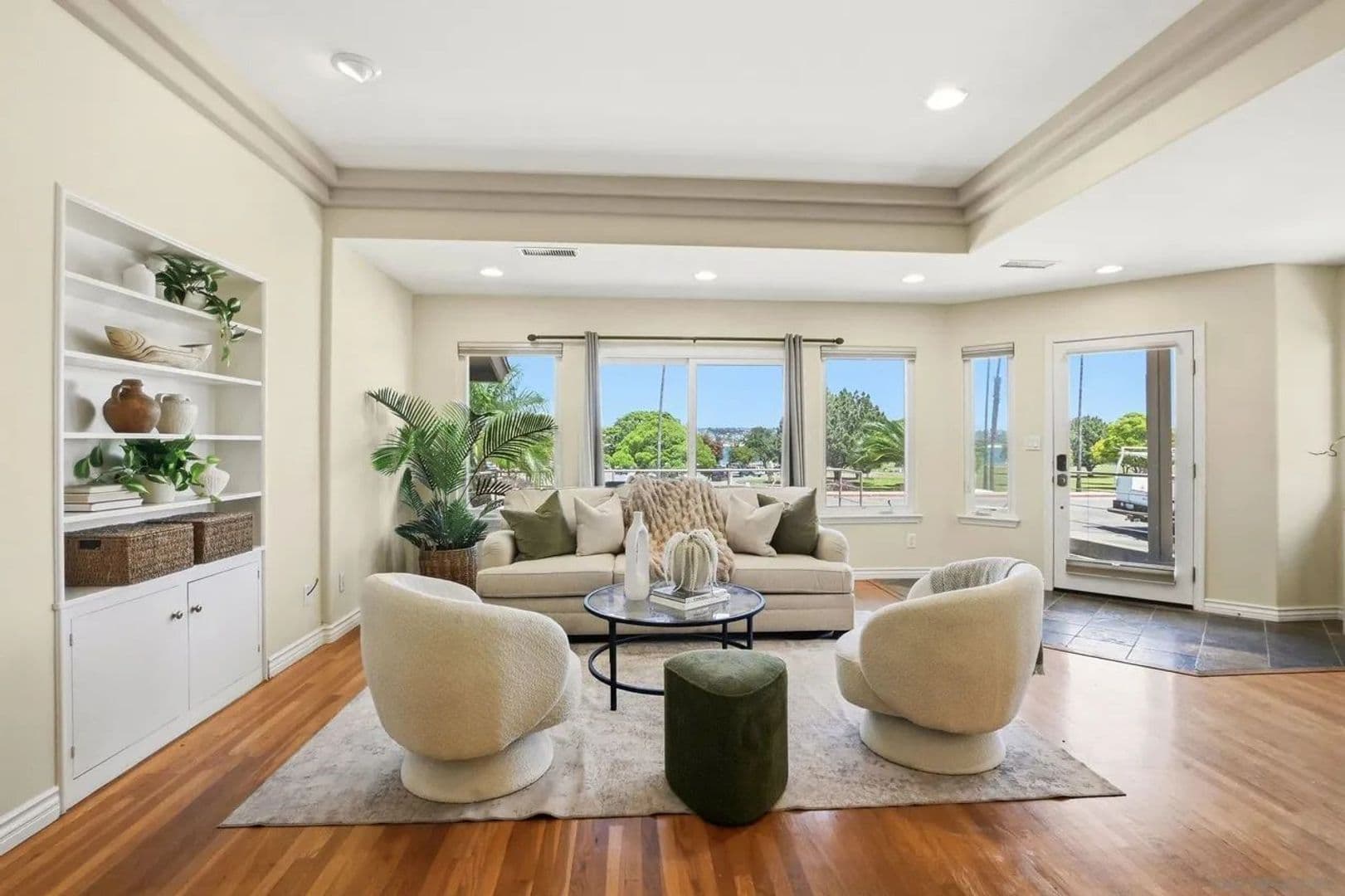 San Diego House: 3634 Crown Point Drive