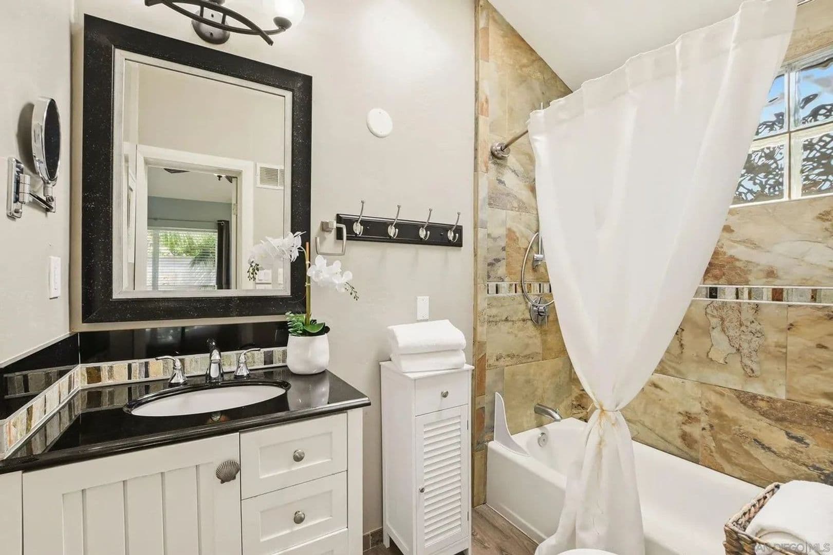 San Diego House: 3634 Crown Point Drive
