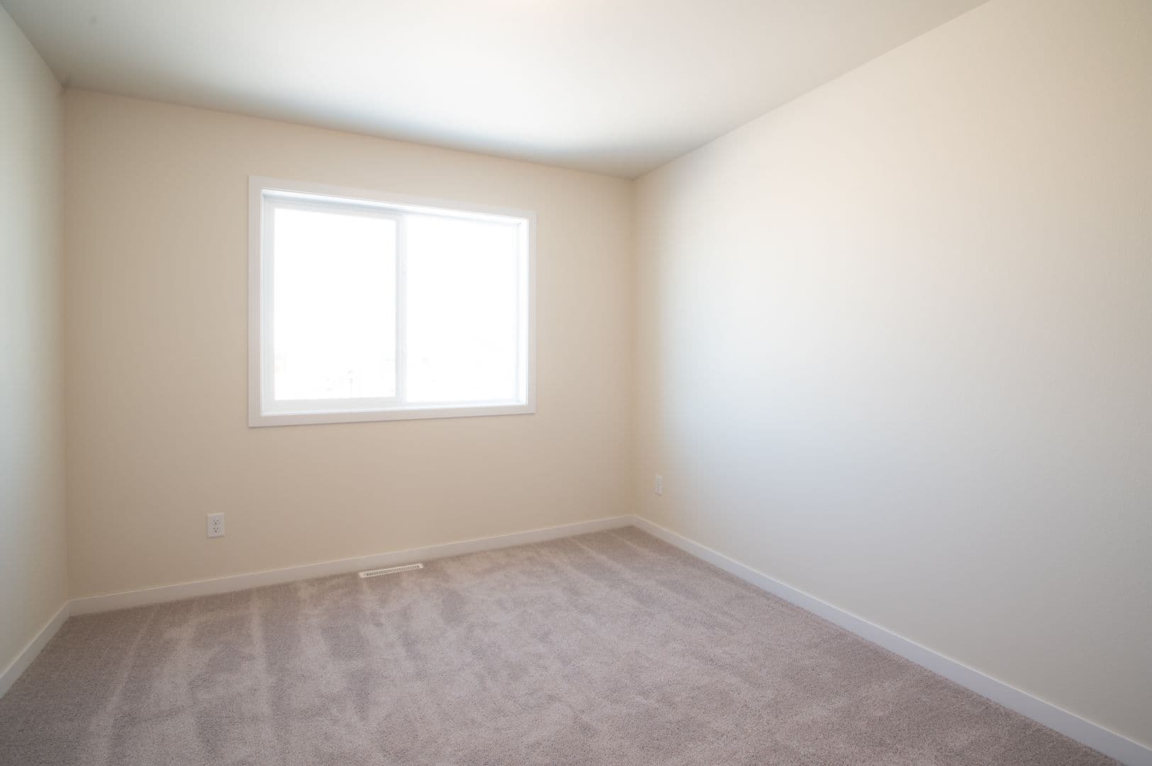 West Fargo House: 1360 Goldenwood Dr NW