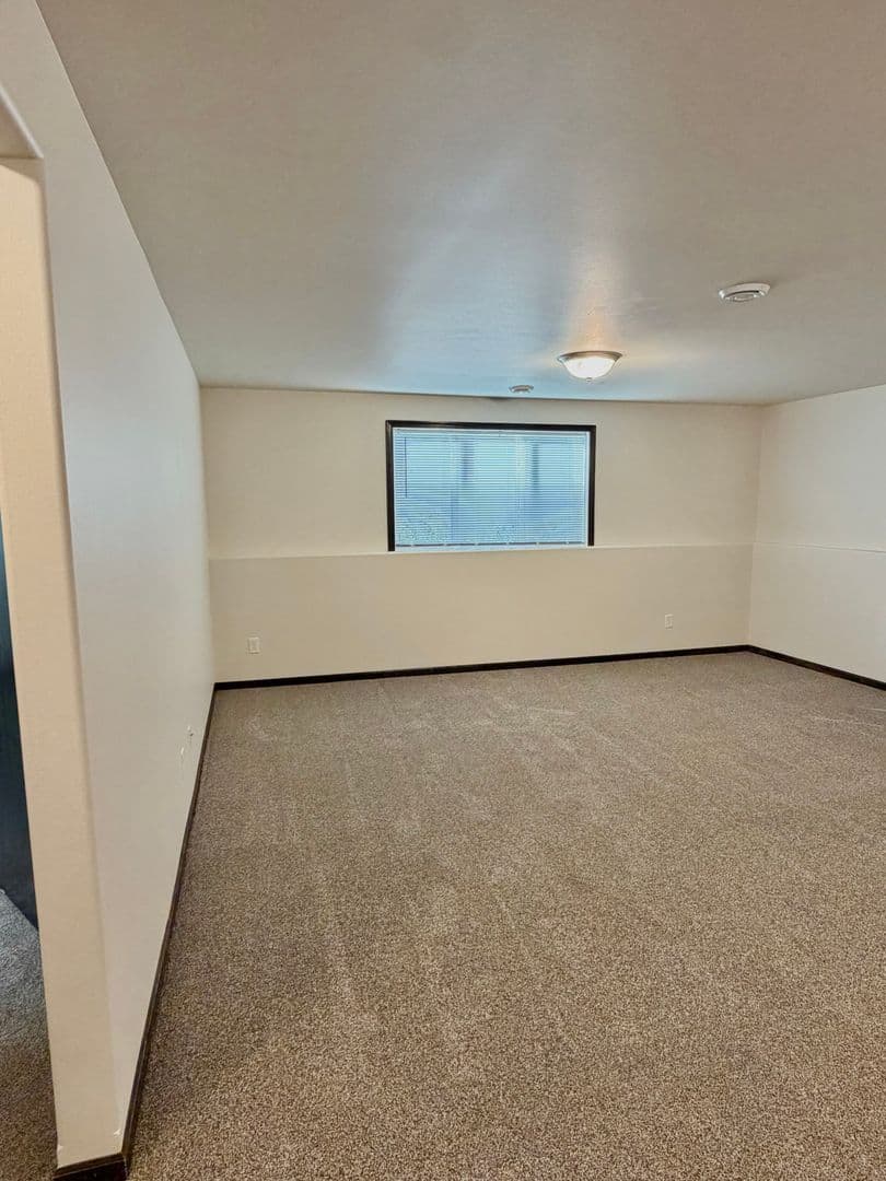 West Fargo House: 951 Eaglewood Ave W