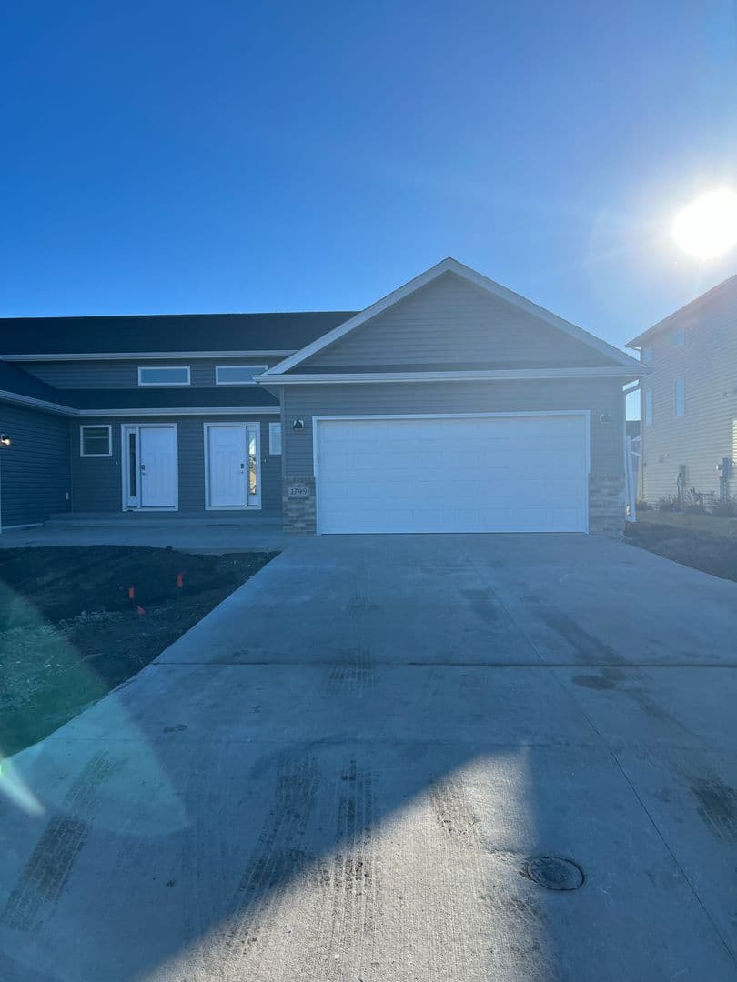 Moorhead Townhome: 1701-1919 Johnson Dr S