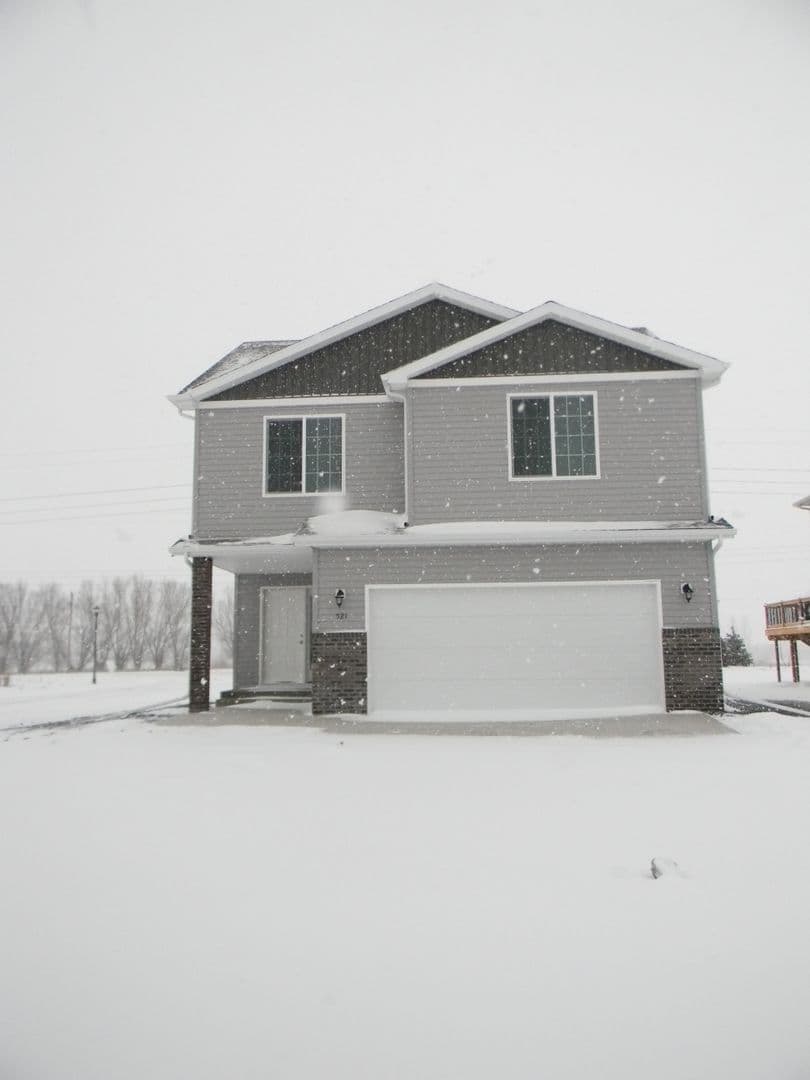 West Fargo House: 521 Foxtail Dr