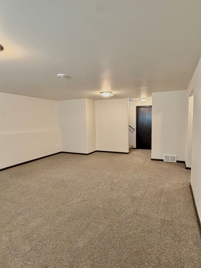 West Fargo House: 951 Eaglewood Ave W