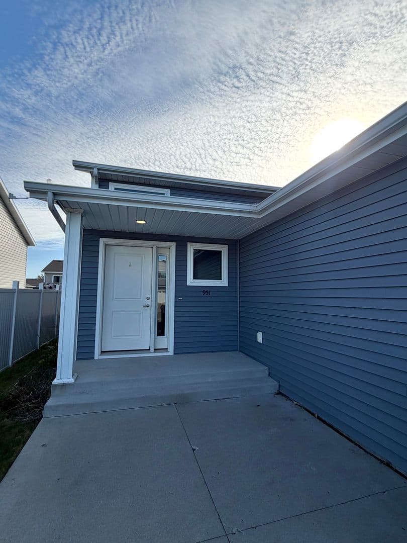 West Fargo House: 951 Eaglewood Ave W