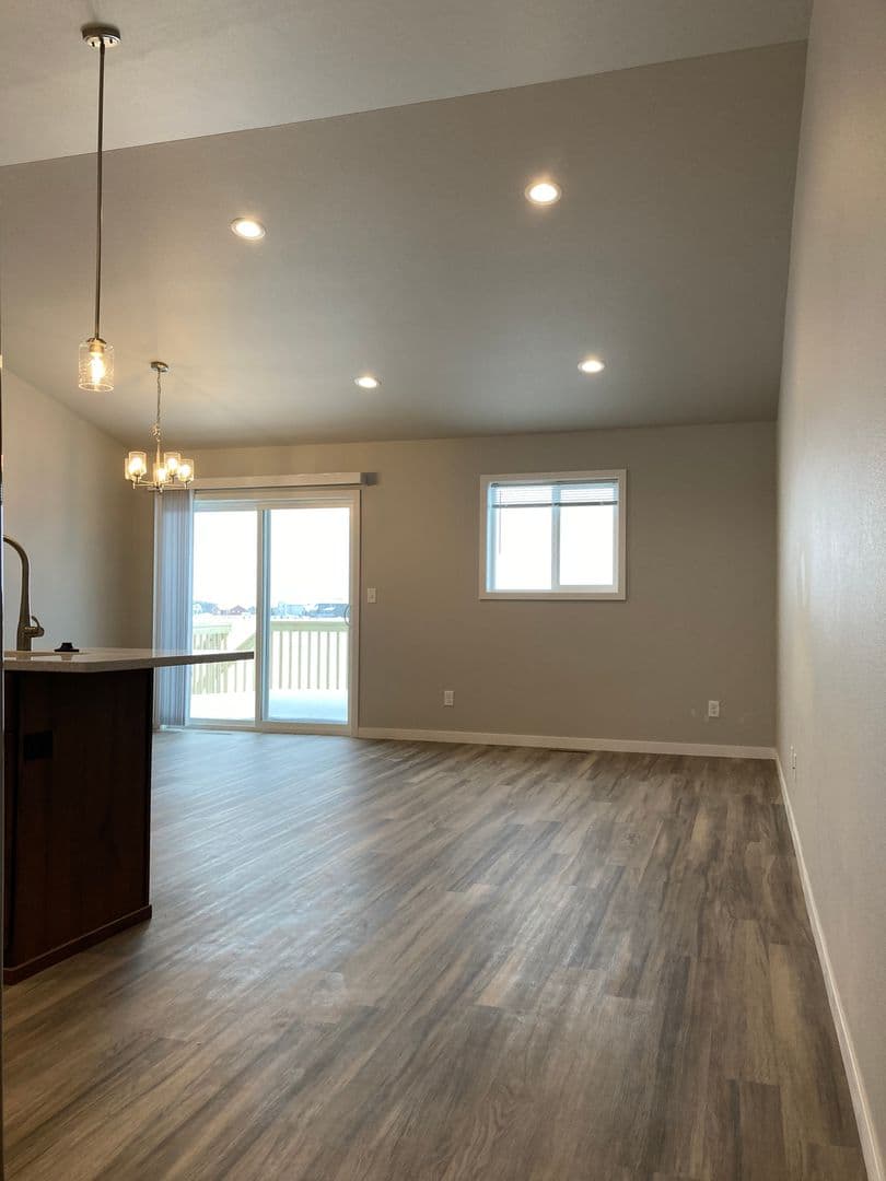 Mayville House: 817 5th St SE