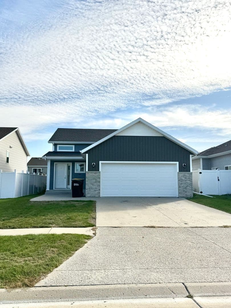 West Fargo House: 951 Eaglewood Ave W