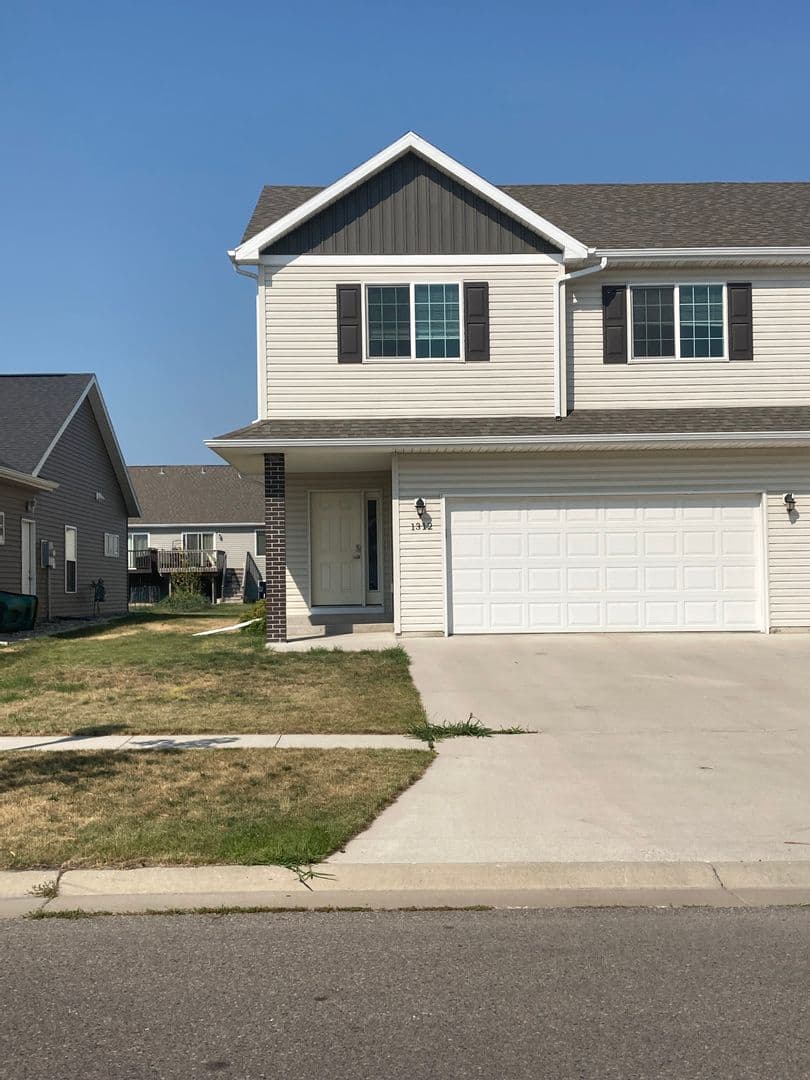 West Fargo House: 1312 4th St NW