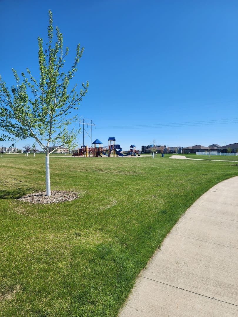 West Fargo House: 1360 Goldenwood Dr NW