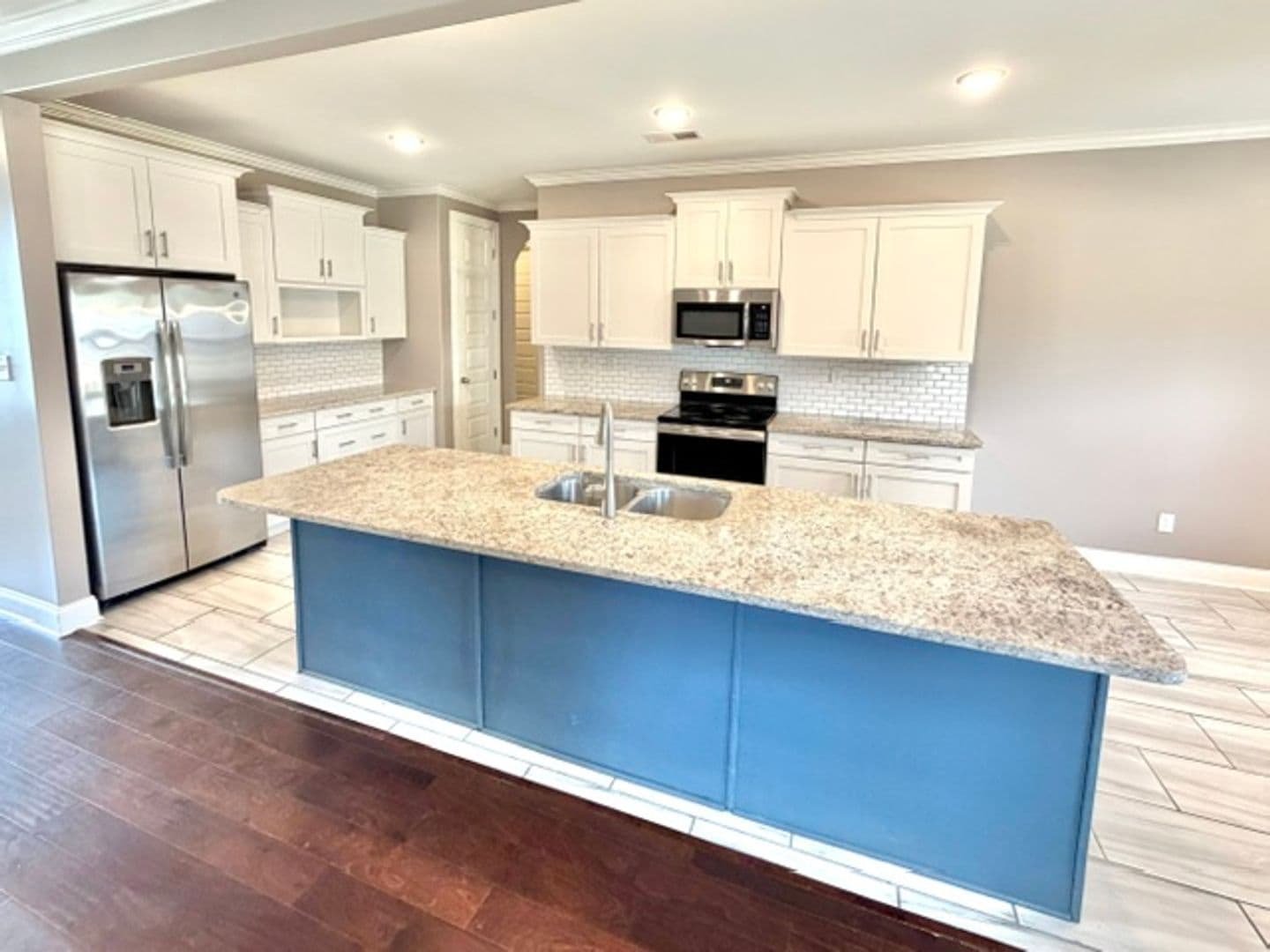 Oakland Apartment: 100 Birkdale Dr
