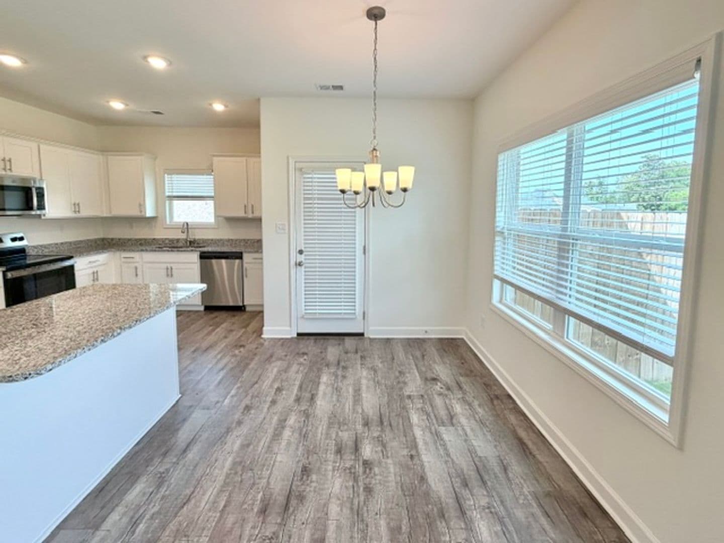 Oakland Apartment: 30 Hughetta St N