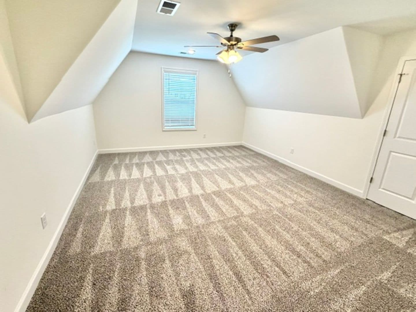 Oakland Apartment: 10 Hughetta St