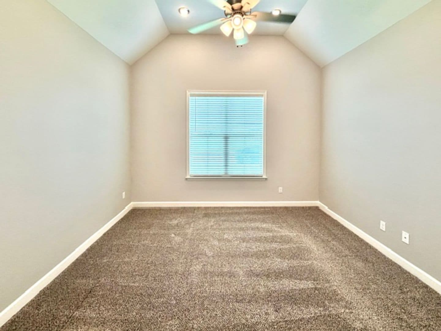 Somerville Apartment: 305 Azalea Drive