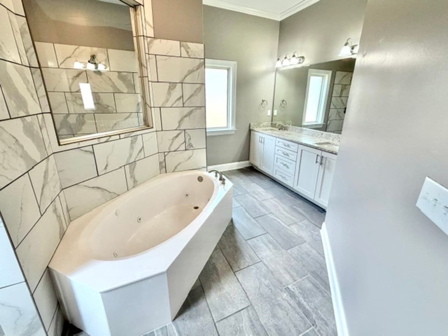 Oakland Apartment: 100 Birkdale Dr