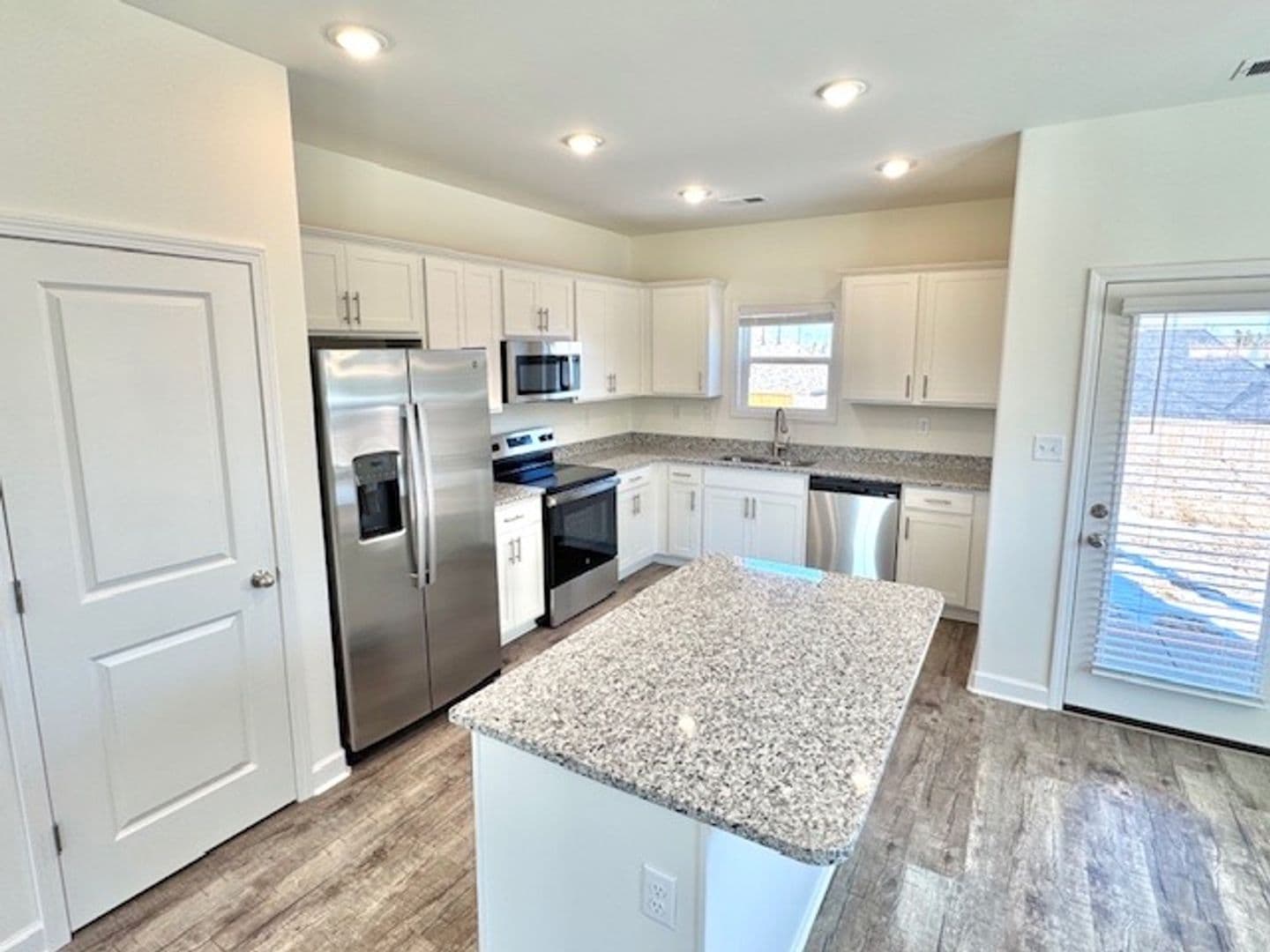 Oakland Apartment: 30 Hughetta St N