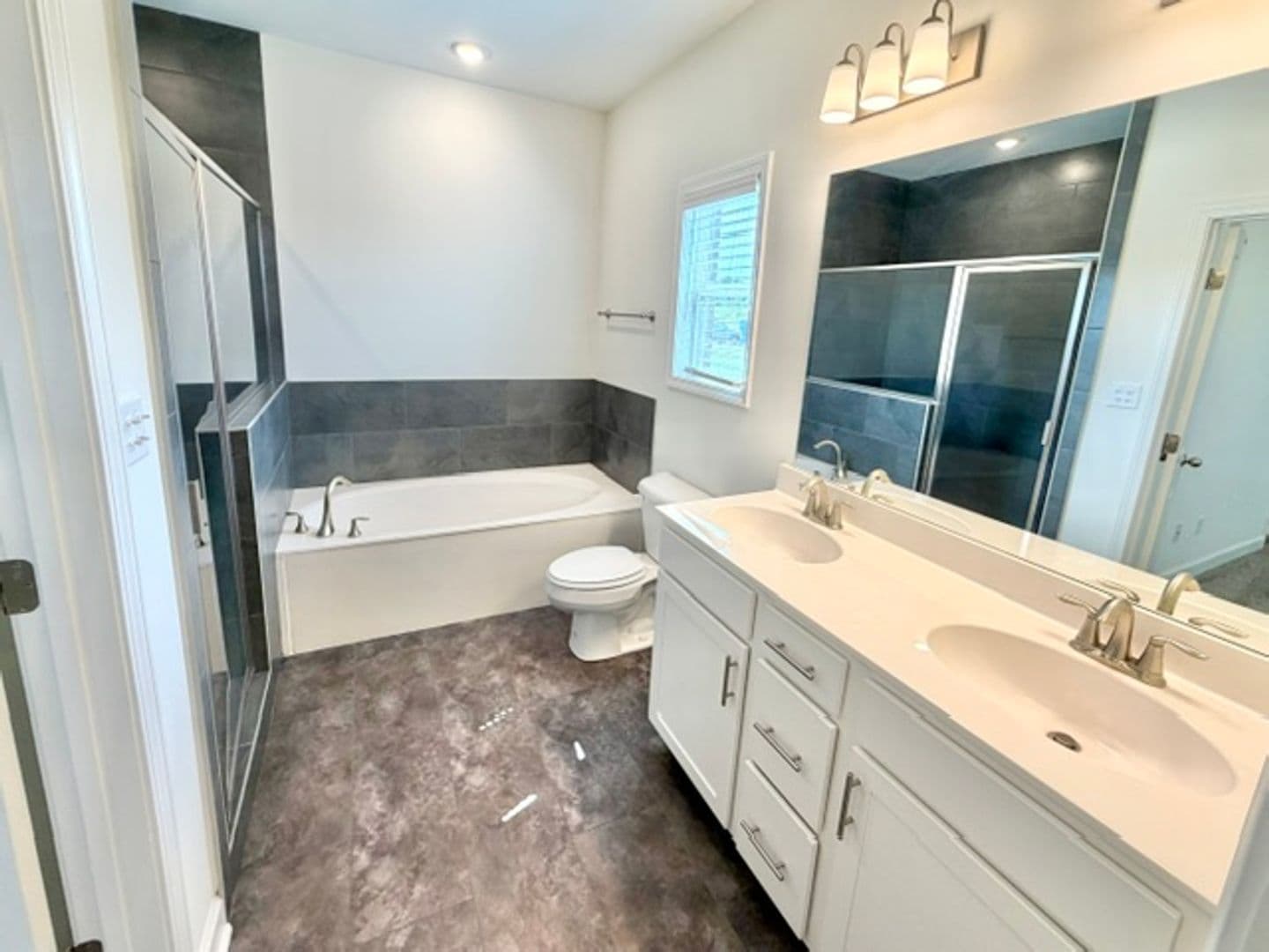 Oakland Apartment: 30 Hughetta St N