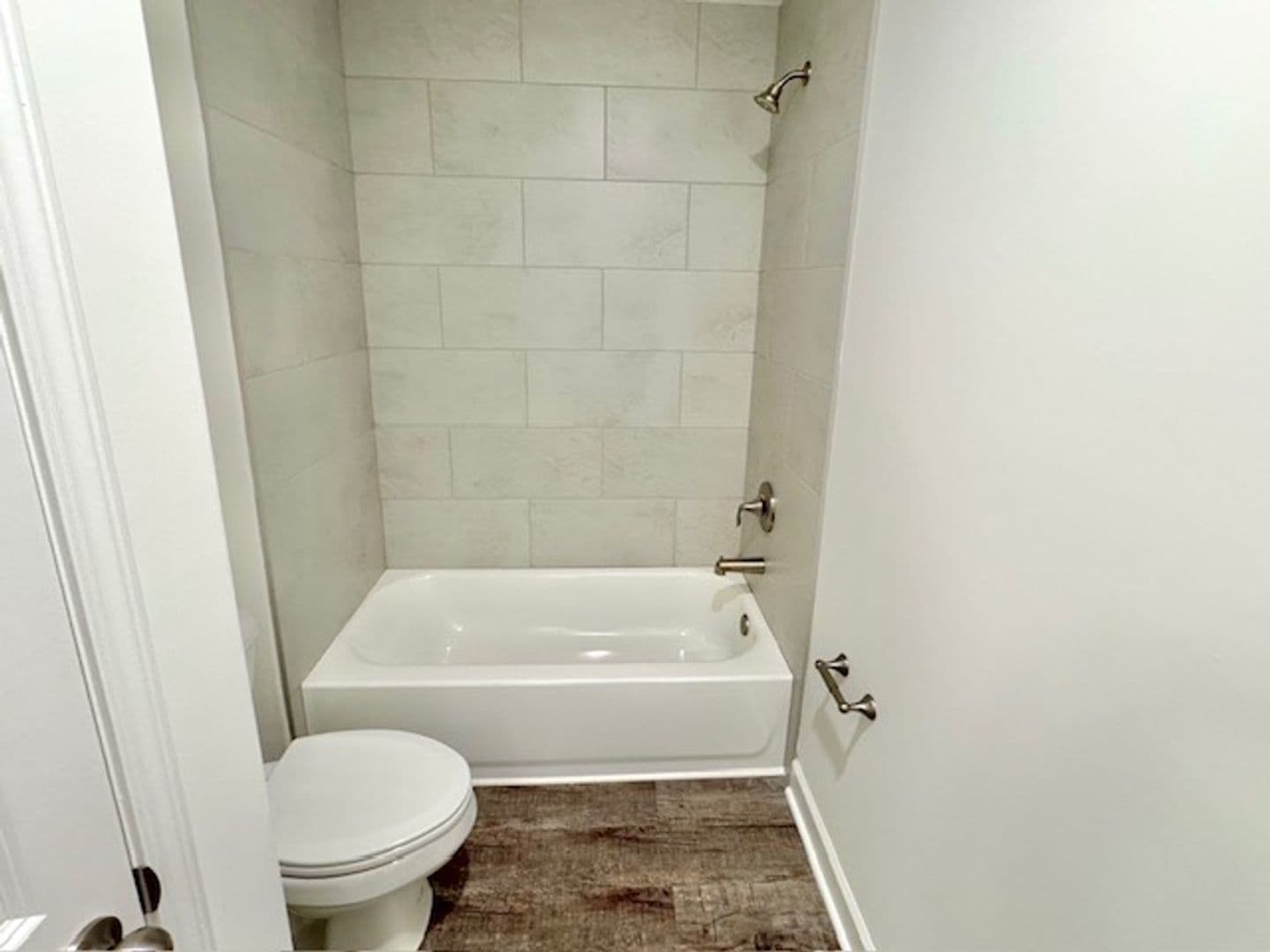 Oakland Apartment: 30 Hughetta St N