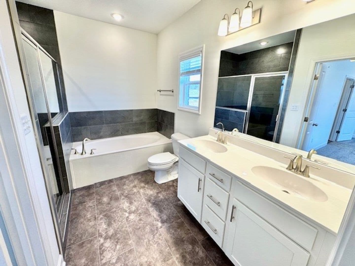 Oakland Apartment: 30 Hughetta St N