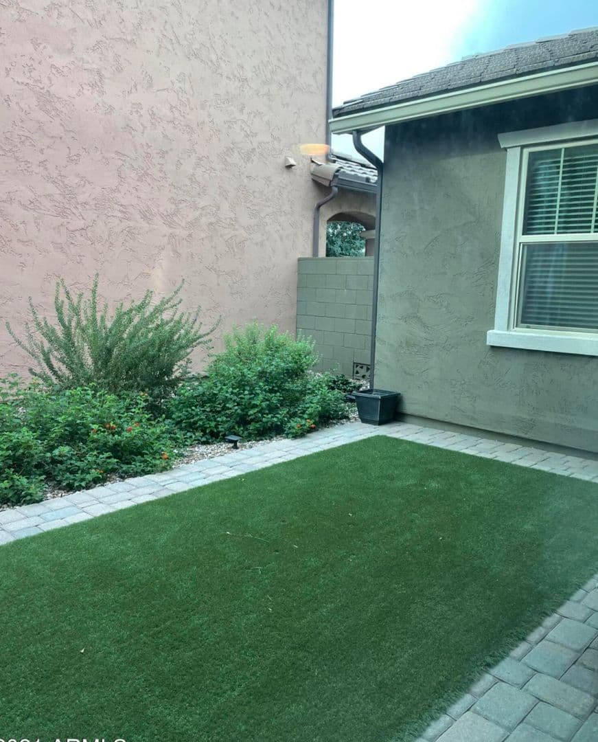GILBERT House: 2111 S AGNES LN