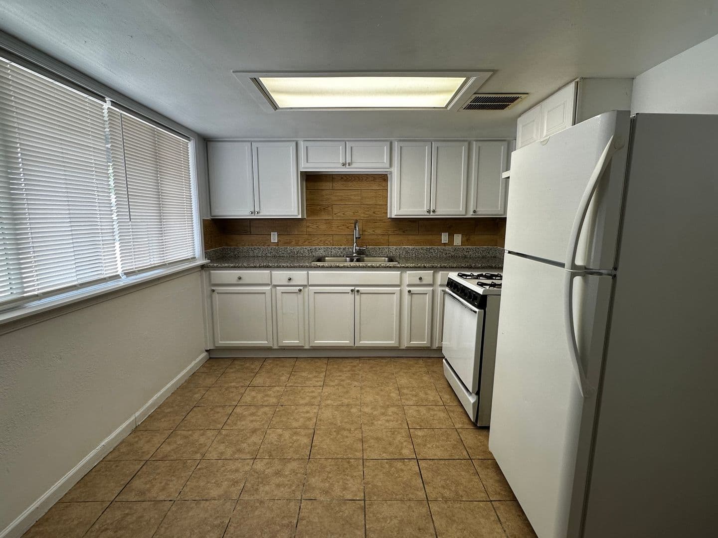 EL MIRAGE Apartment: 14005 N PALM ST #4
