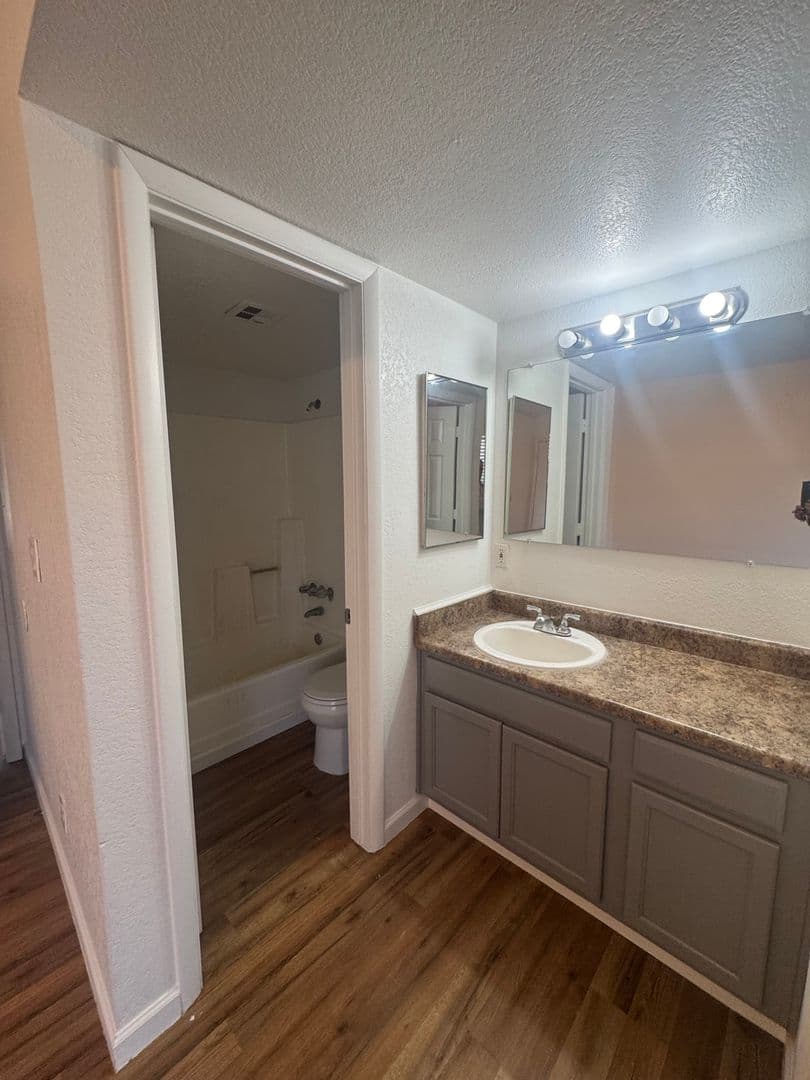 GLENDALE House: 4828 W ORANGEWOOD AVE #124