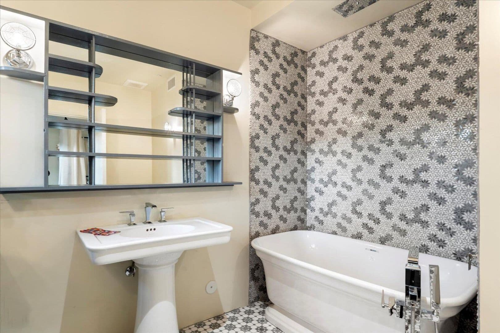 PHOENIX House: 341 E MONTE VISTA RD